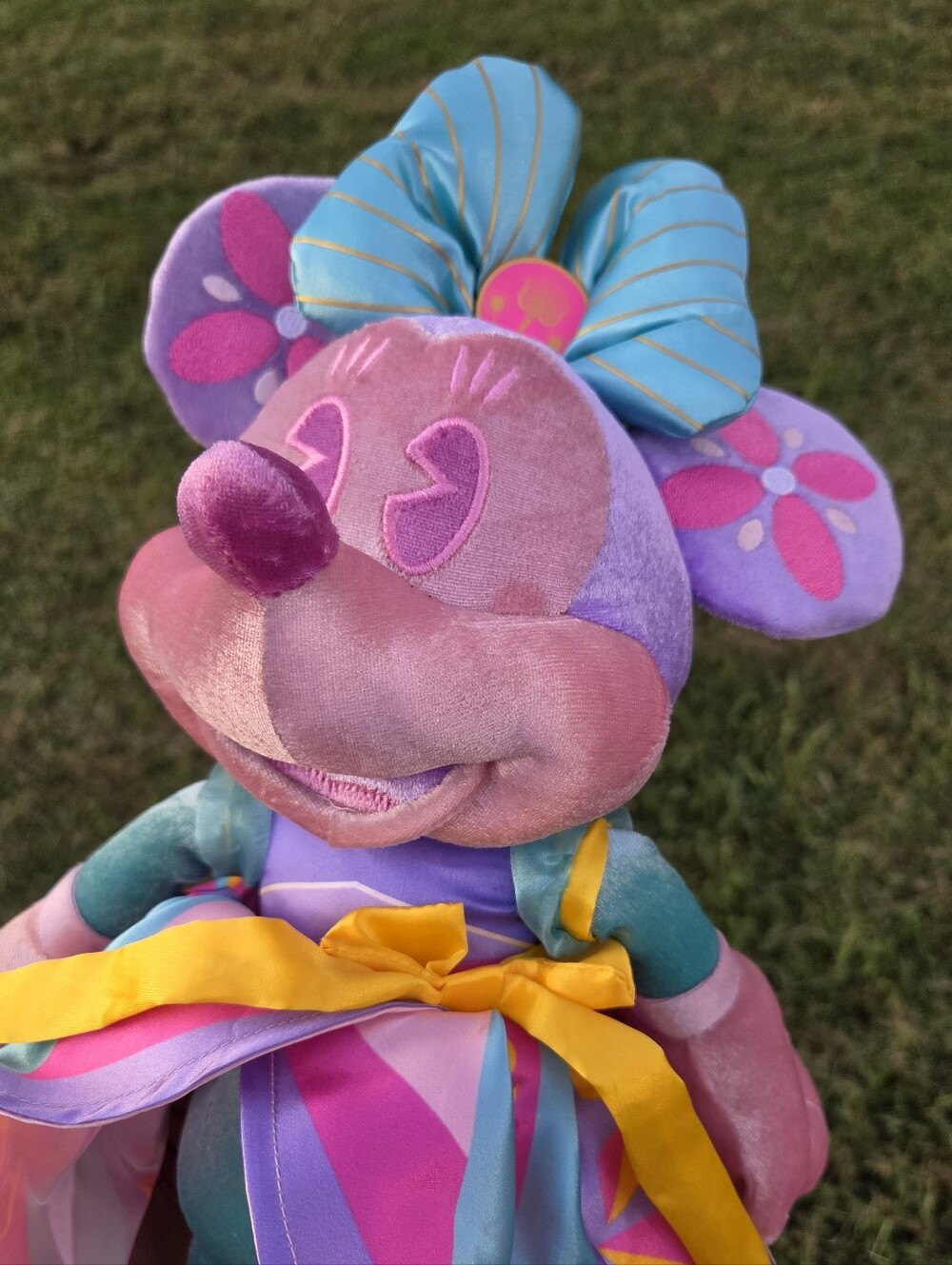 Disney Minnie Main Attraction Its A Small World Collectible Plush - Picture 2 of 5